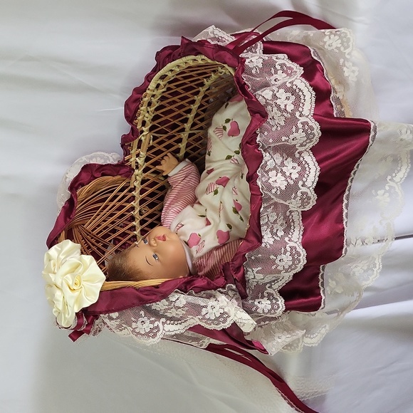 Baby Doll Basinette Crib Wicker satin lace vintage 1990s good condition 13" - Picture 1 of 15